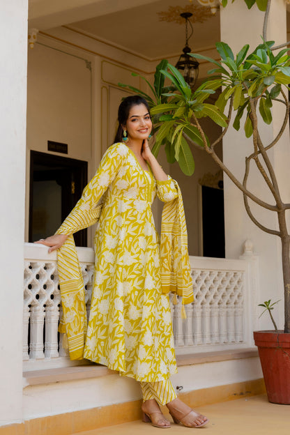 EthniFlair Women Floral Printed Empire Pure Cotton Kurta with Trousers & With Dupatta