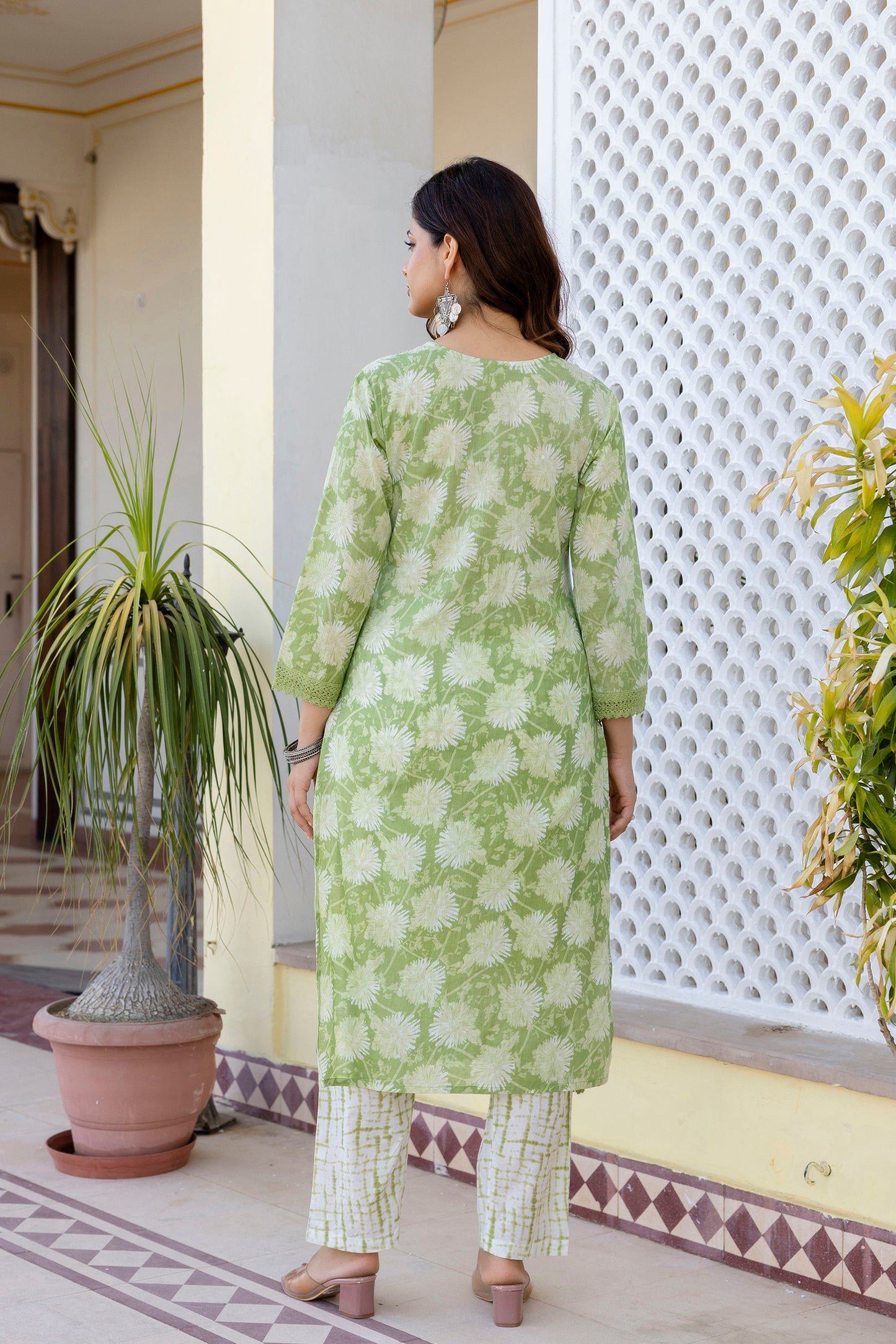 EthniFlair Women Floral Printed Regular Thread Work Pure Cotton Kurta with Trousers & With Dupatta