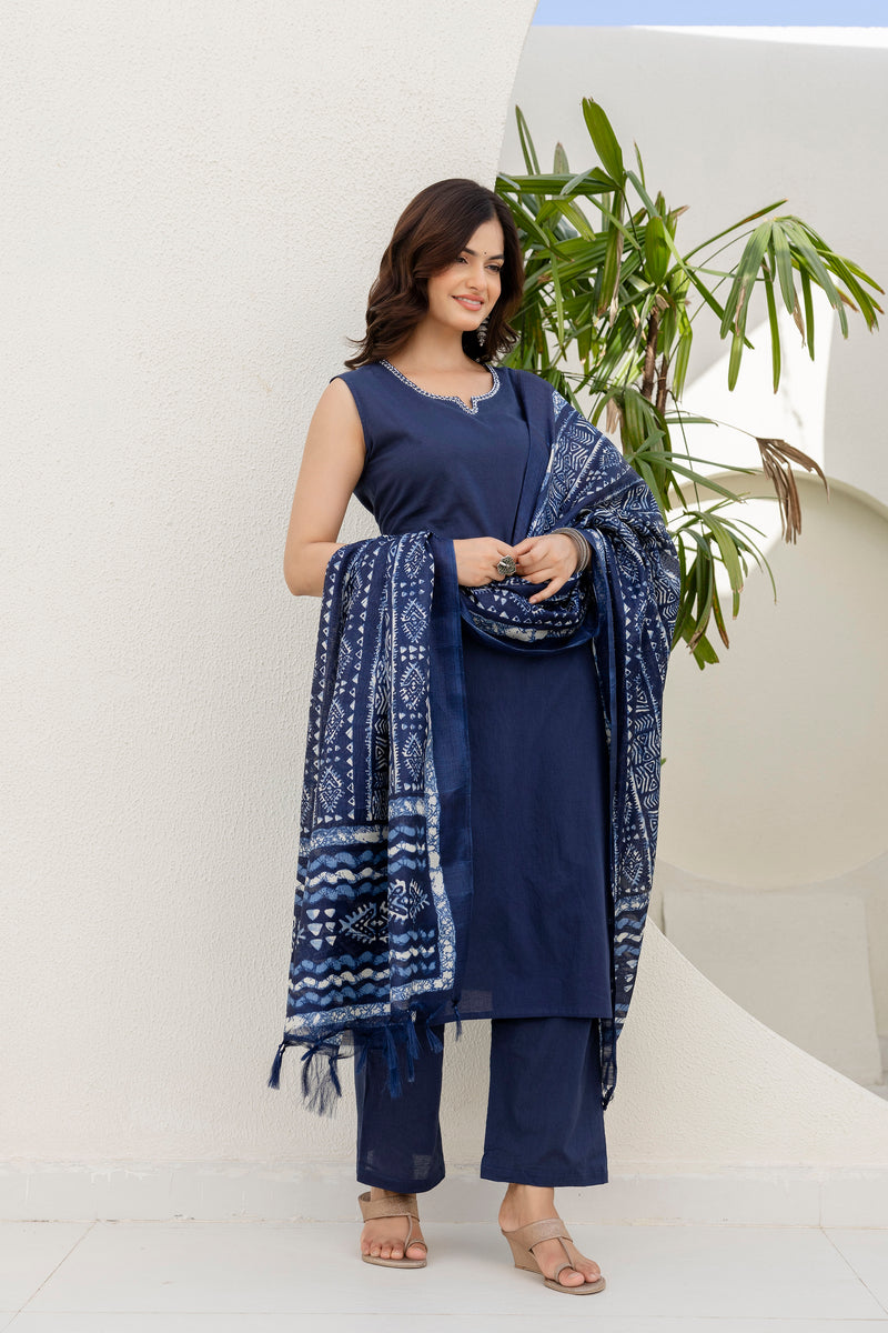 EthniFlair Solid Kurta with Trousers & Dupatta