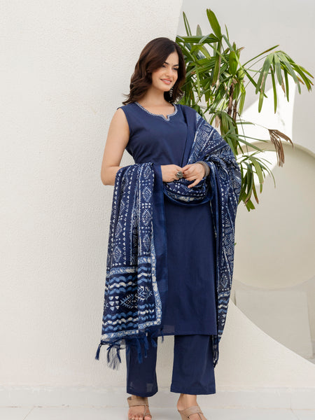 EthniFlair Solid Kurta with Trousers & Dupatta