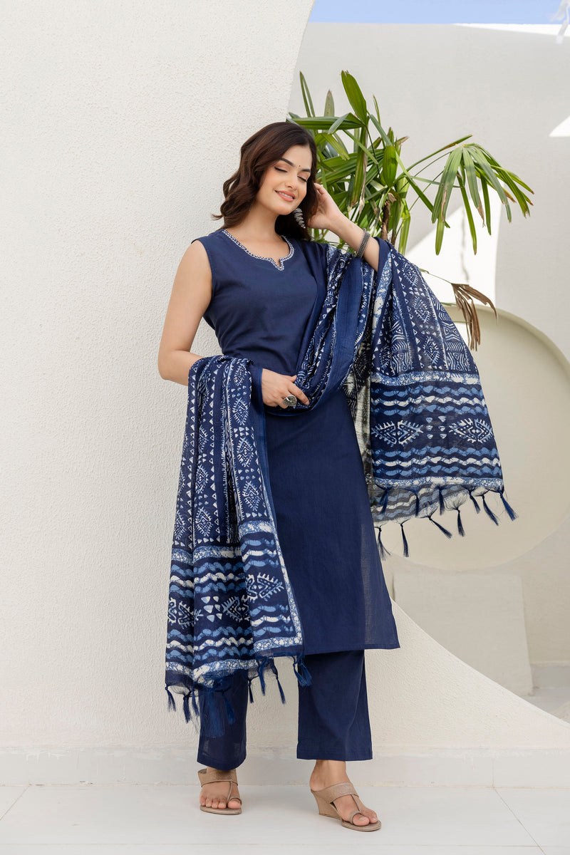 EthniFlair Solid Kurta with Trousers & Dupatta