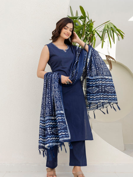 EthniFlair Solid Kurta with Trousers & Dupatta