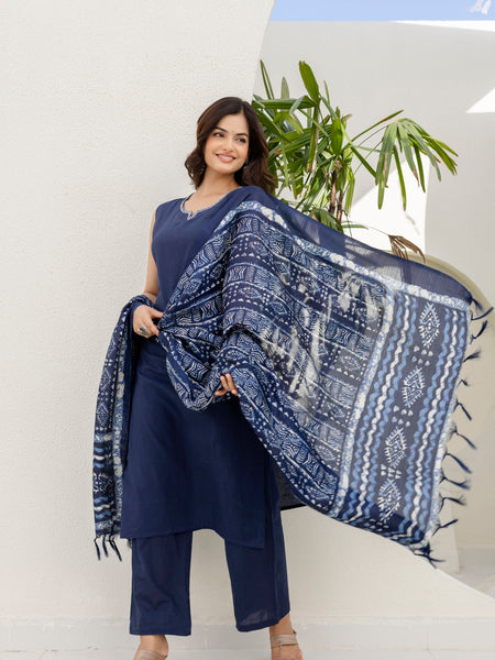 EthniFlair Solid Kurta with Trousers & Dupatta