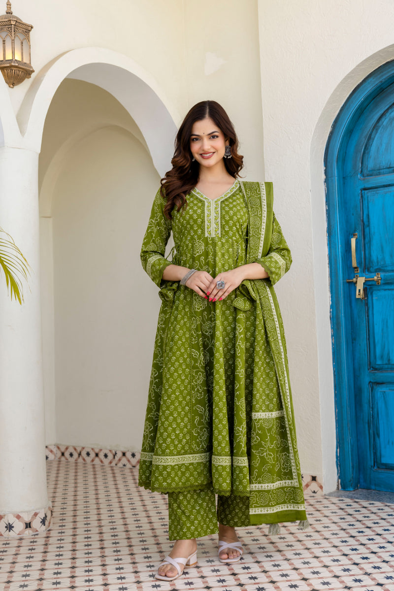 Women Floral Printed Panelled Pure Cotton Kurta with Trousers & Dupatta