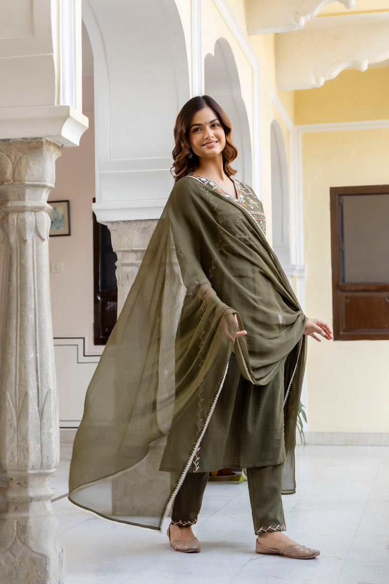 EthniFlair Ethnic Motifs Embroidered Pleated Aari Work Kurta Set