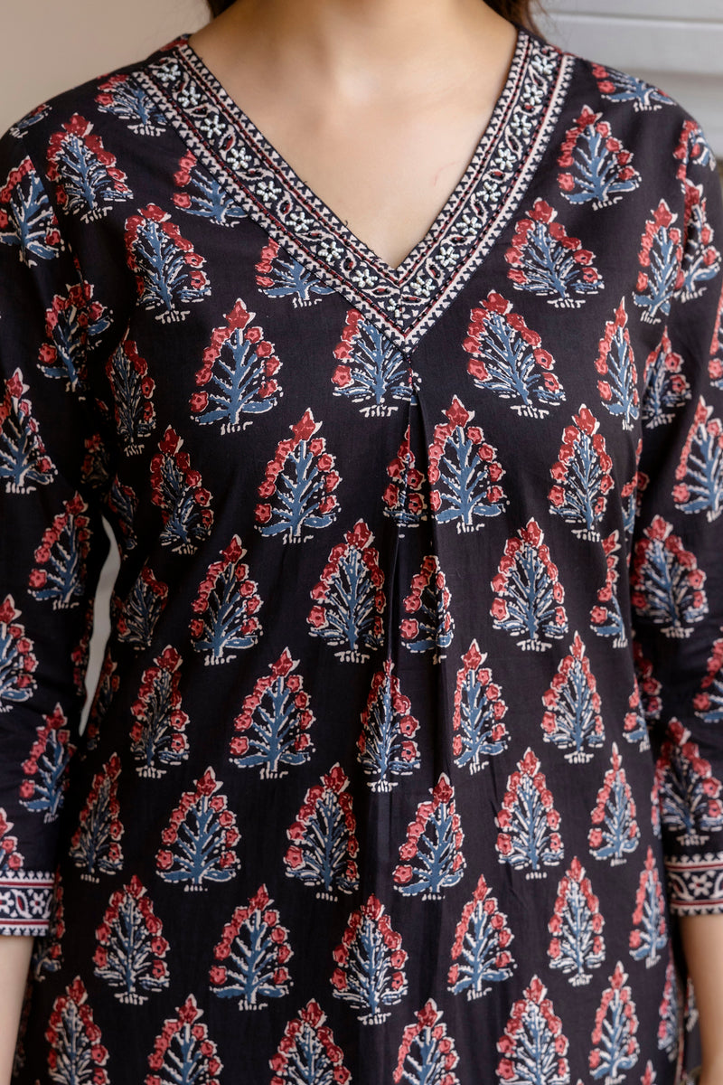 EthniFlair Floral Printed V-Neck A-Line Kurta With Trousers & Dupatta