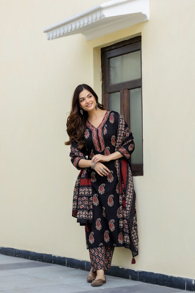 EthniFlair Women Cotton Yoke detail Straight Kurta Pant Dupatta Set