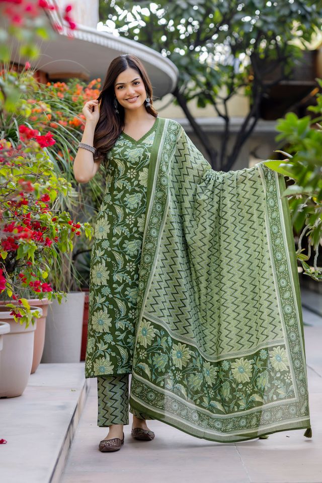 EthniFlair Women Cotton Lace Motifs Sleeveless Straight Kurta Pant Dupatta Set