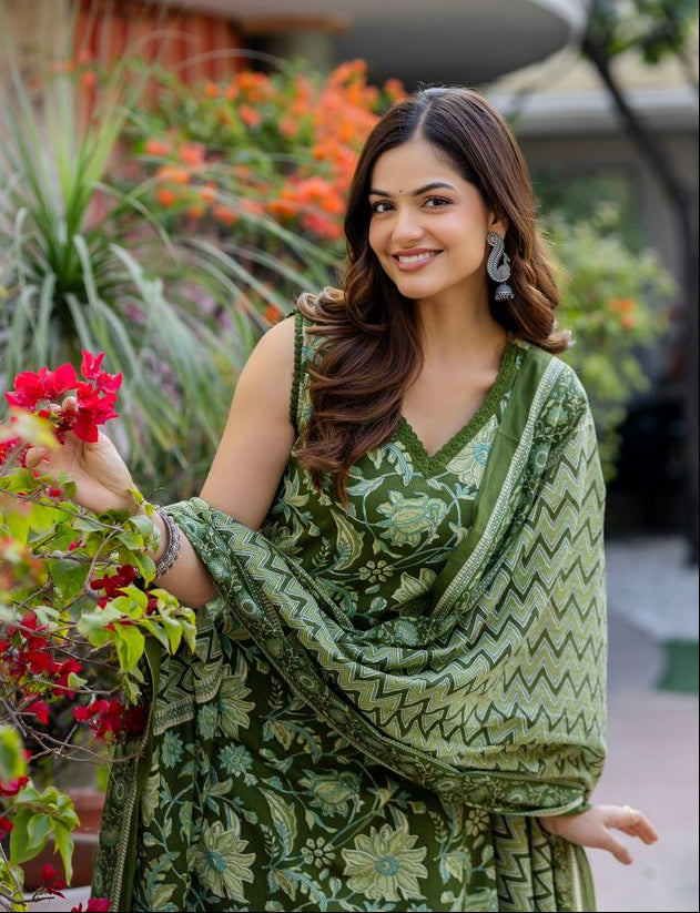 EthniFlair Women Cotton Lace Motifs Sleeveless Straight Kurta Pant Dupatta Set