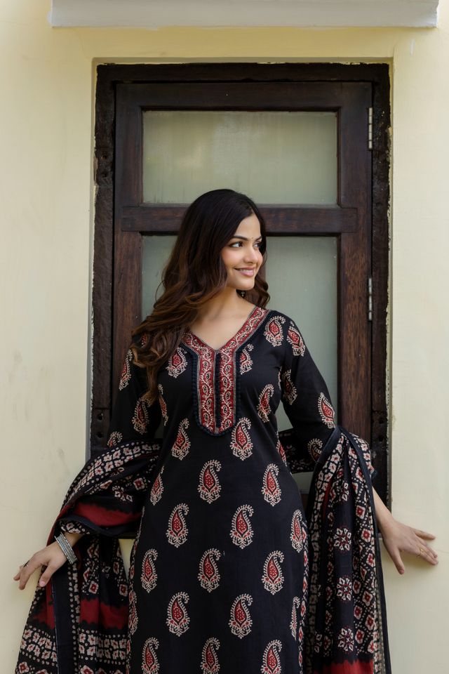 EthniFlair Women Cotton Yoke detail Straight Kurta Pant Dupatta Set