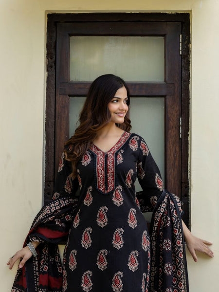 EthniFlair Women Cotton Yoke detail Straight Kurta Pant Dupatta Set