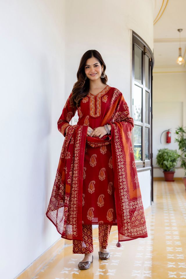 EthniFlair Women Cotton Yoke detail Straight Kurta Pant Dupatta Set