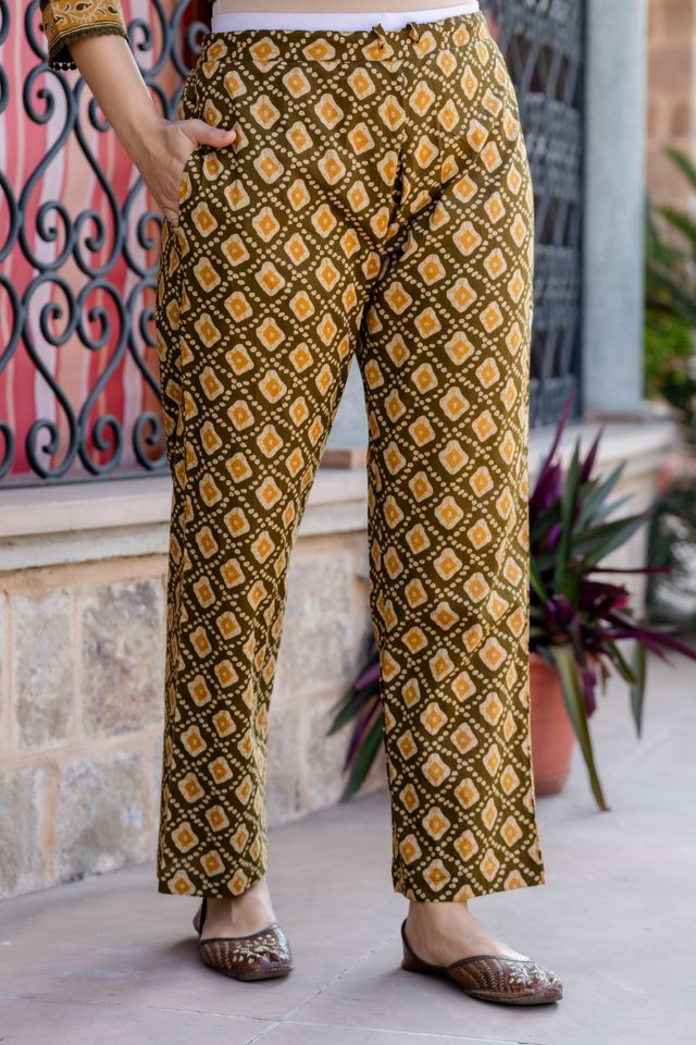 EthniFlair Women Cotton Yoke detail Straight Kurta Pant Dupatta Set