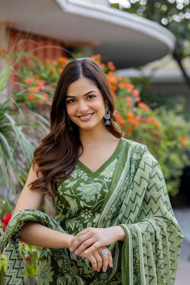 EthniFlair Women Cotton Lace Motifs Sleeveless Straight Kurta Pant Dupatta Set