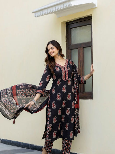 EthniFlair Women Cotton Yoke detail Straight Kurta Pant Dupatta Set