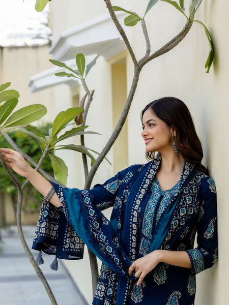 EthniFlair Women Cotton Yoke detail Straight Kurta Pant Dupatta Set