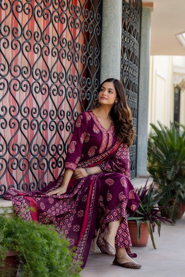 EthniFlair Women Cotton Yoke detail Straight Kurta Pant Dupatta Set