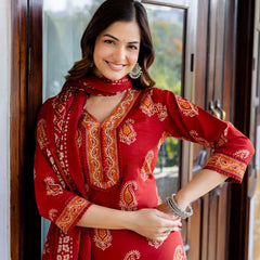 EthniFlair Women Cotton Yoke detail Straight Kurta Pant Dupatta Set