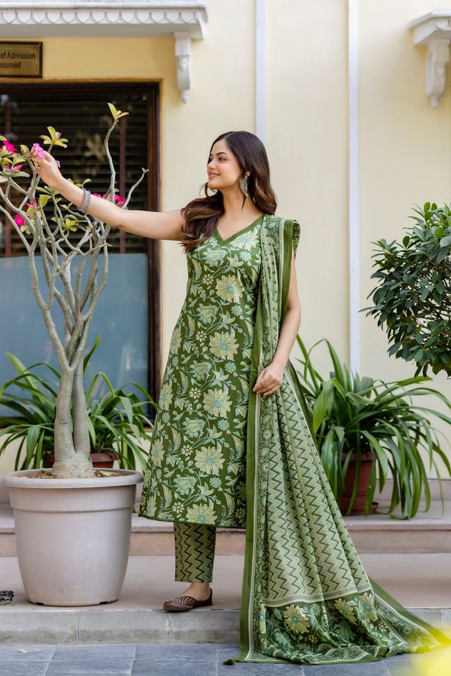 EthniFlair Women Cotton Lace Motifs Sleeveless Straight Kurta Pant Dupatta Set