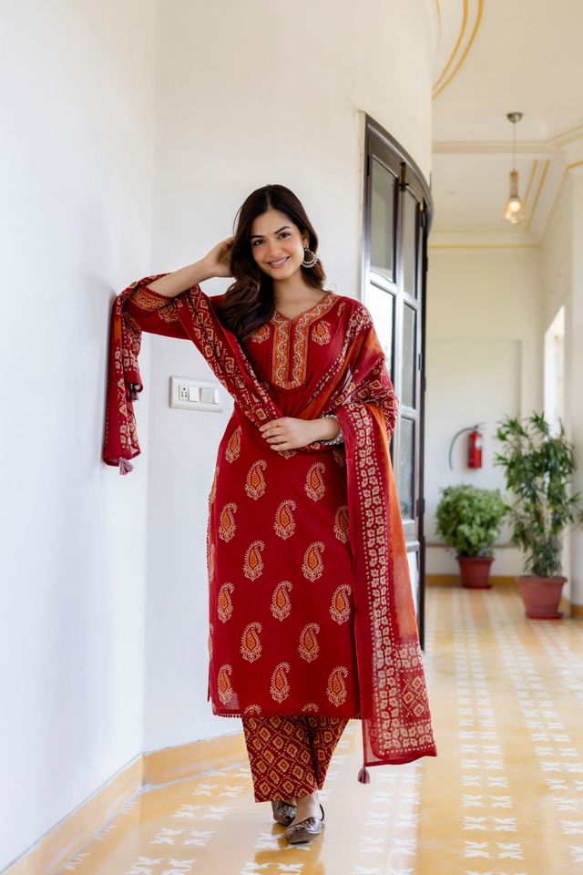 EthniFlair Women Cotton Yoke detail Straight Kurta Pant Dupatta Set